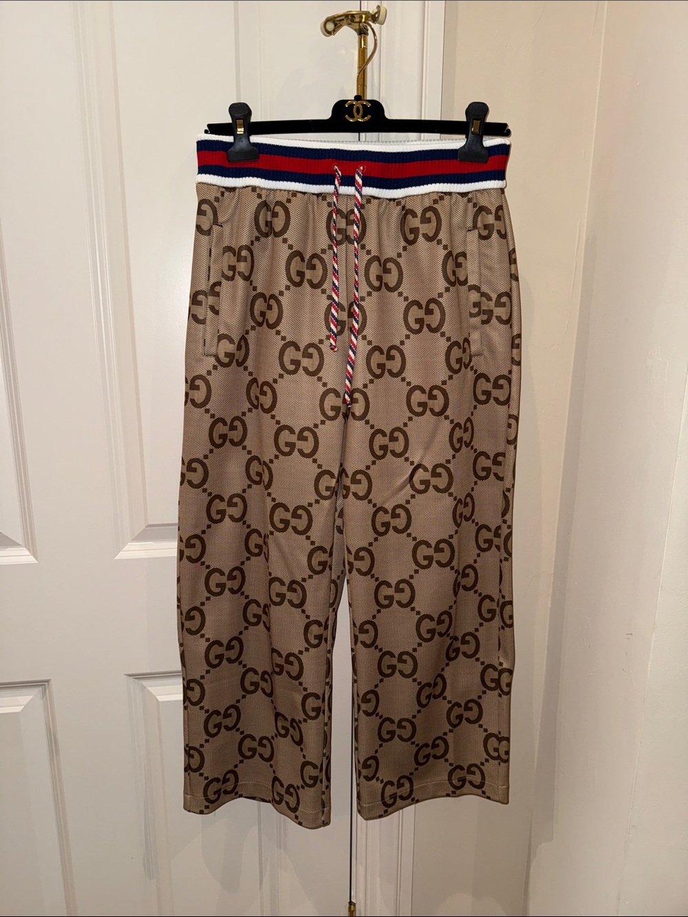 Gucci capri loose large logo pants. Size medium BNWT. Never worn. - Picture 1 of 10